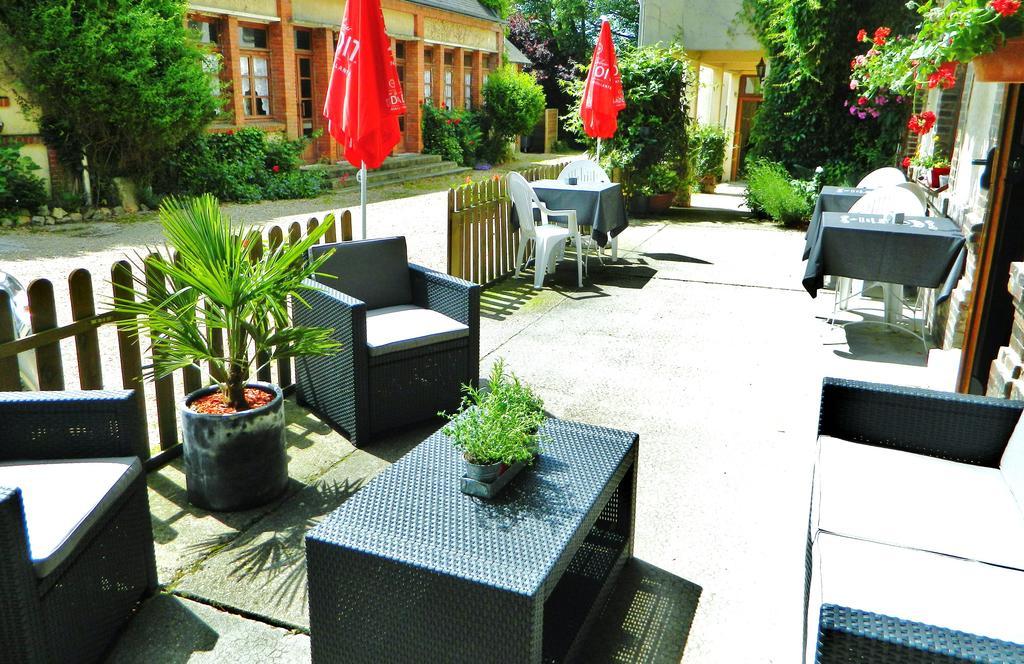 Hotel Restaurant Le Cygne Conches-en-Ouche Exterior foto