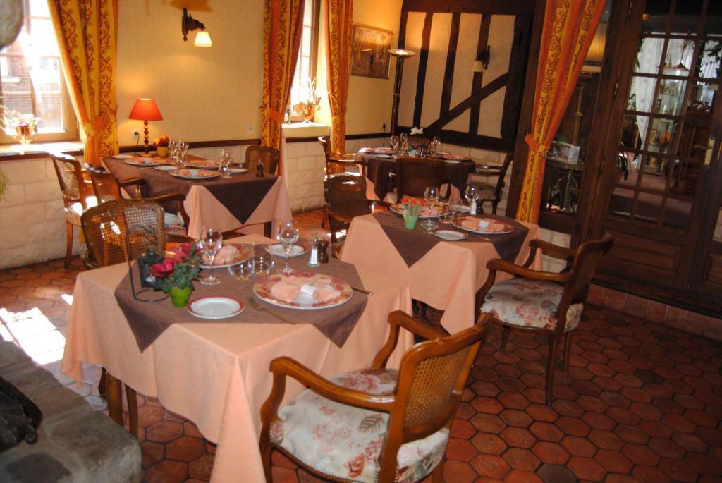 Hotel Restaurant Le Cygne Conches-en-Ouche Exterior foto