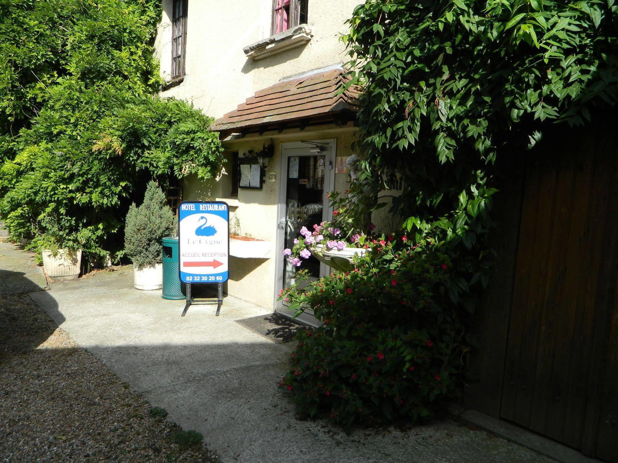 Hotel Restaurant Le Cygne Conches-en-Ouche Exterior foto